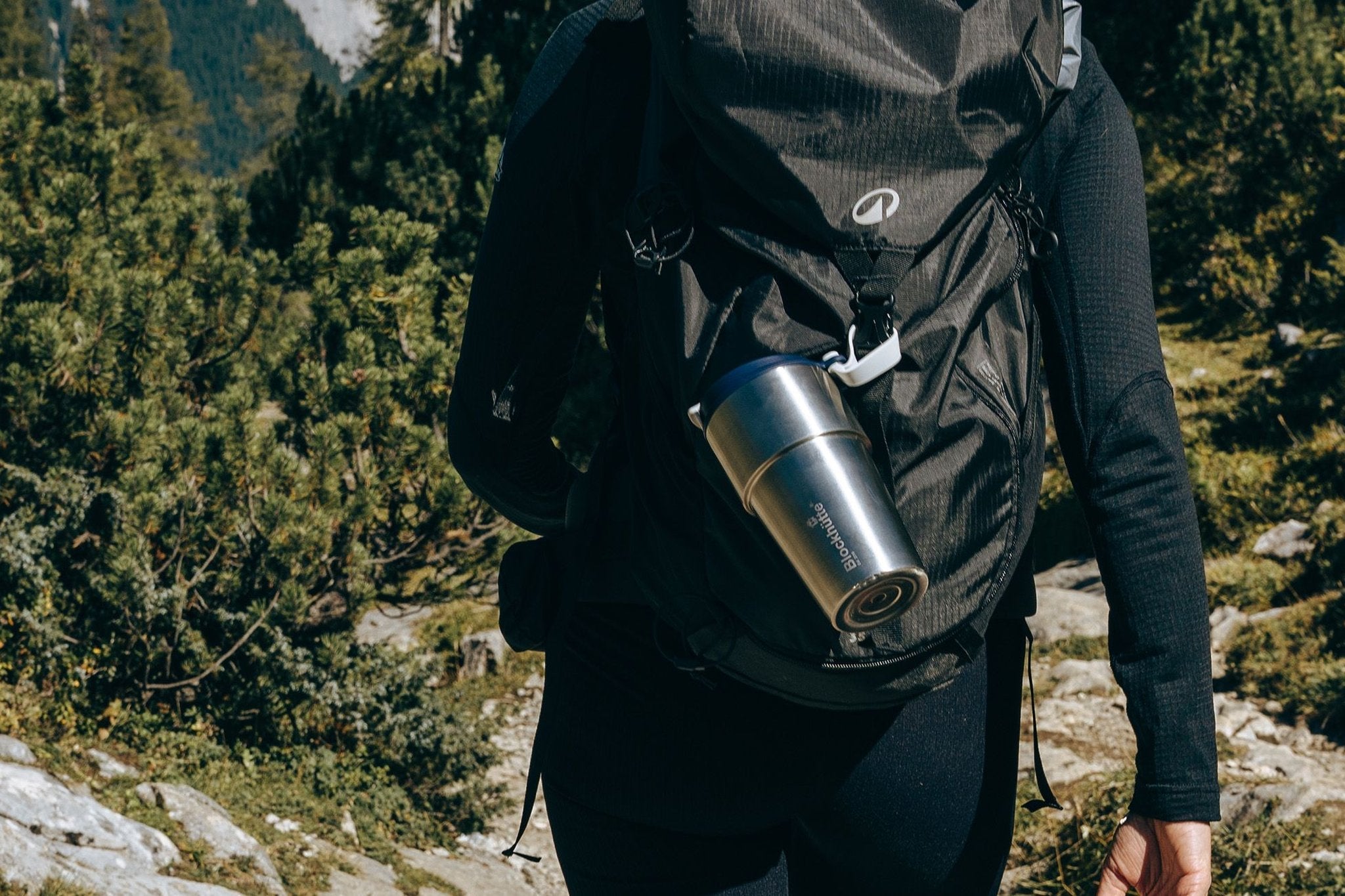 Edelstahl-Thermobecher mit Snap-Deckel, am Rucksack eingehakt beim Wandern